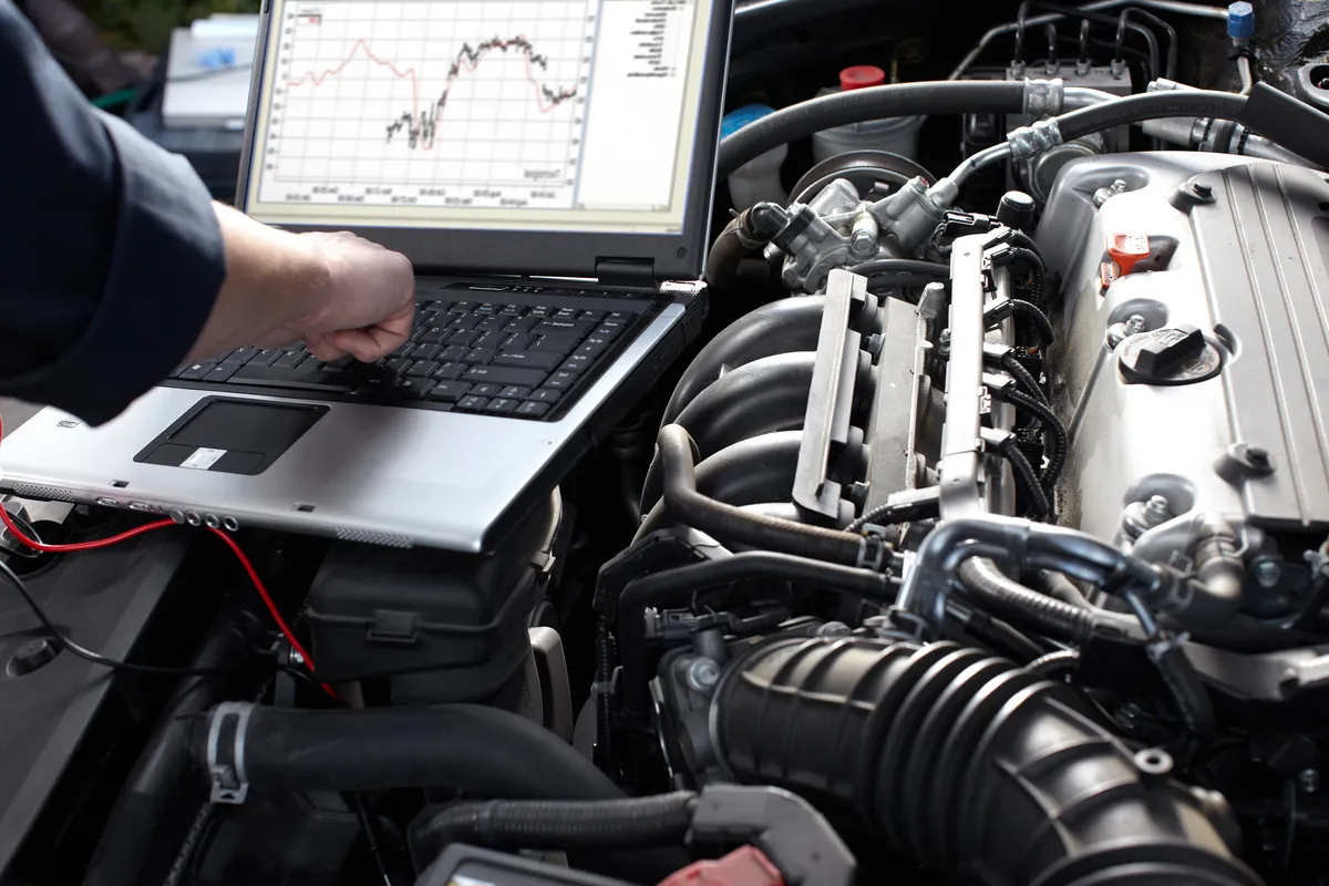 Kfz-Sachverständigenbüro Patrick Kunkel Wiesthal – Kfz-Mechaniker in einer Autowerkstatt. 